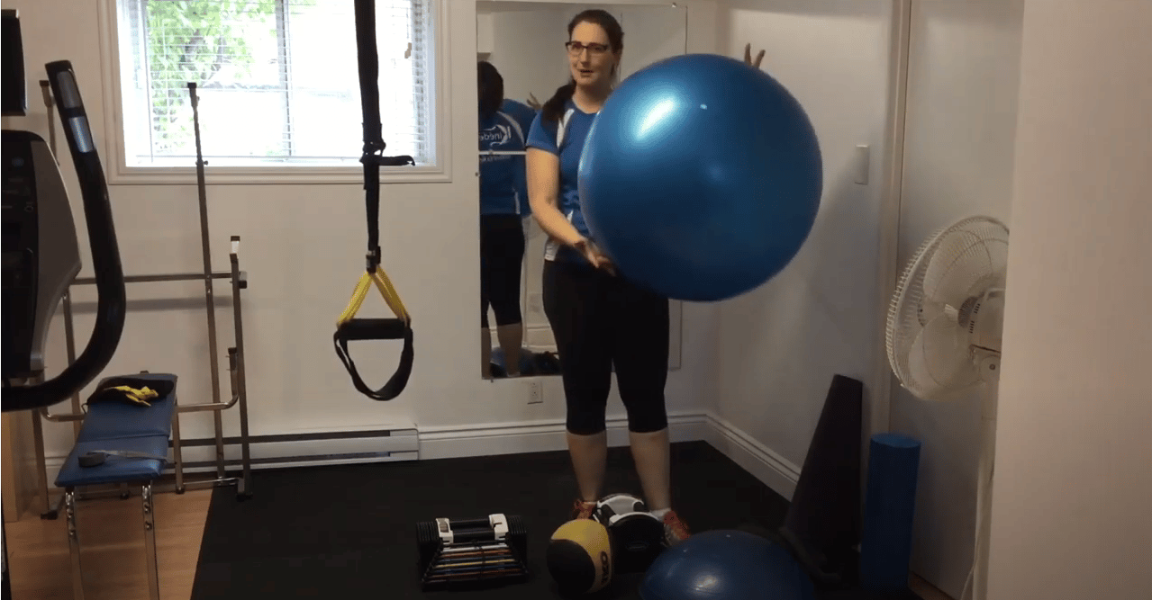 Kinésiologue présentant les meilleurs équipements pour l'entraînement à la maison.