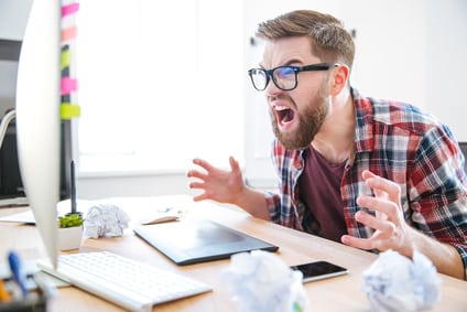 Homme subissant beaucoup de stress au travail.
