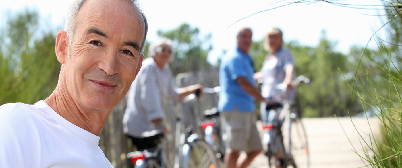 Homme d'âge mûr à vélo.